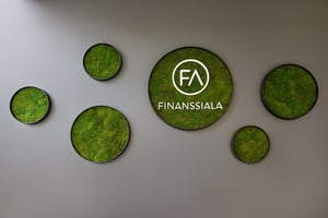 Pyöreät huoltovapaat sammalseinät ja sammaltaulut harmaalla seinällä yrityksesi logolla